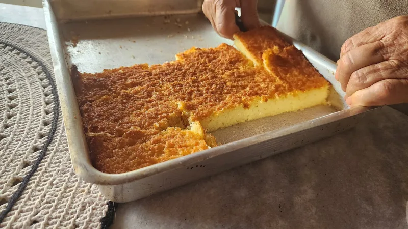 Mané pelado: o bolo goiano de mandioca, coco e queijo