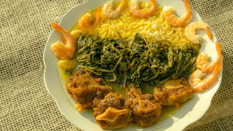 Rabada no tucupi: carne de panela com jambu e sabor do Acre