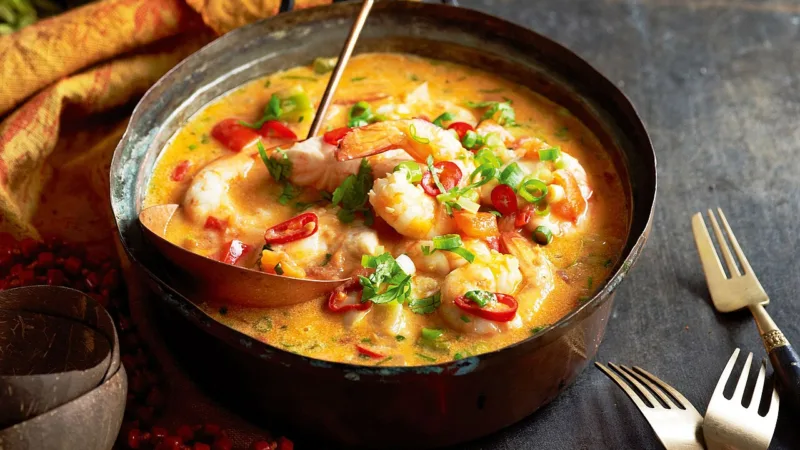 Moqueca sergipana: peixe no dendê e a mesa da orla de Aracaju