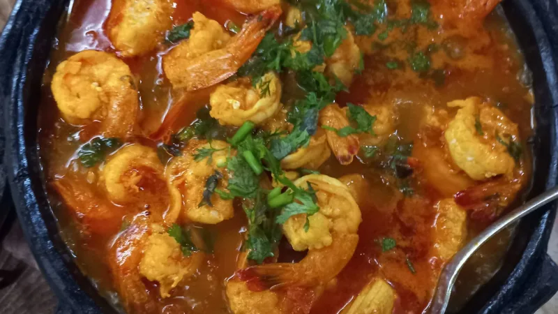 Moqueca capixaba: peixe na panela de barro, sem dendê