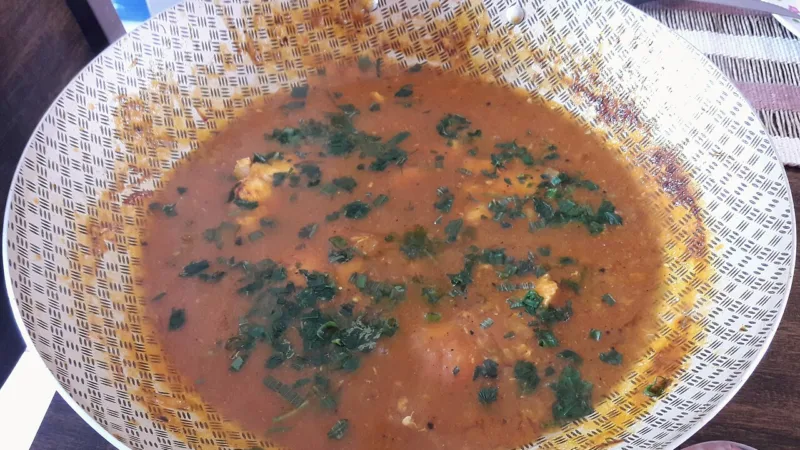 Moqueca baiana: dendê, leite de coco e panela de barro