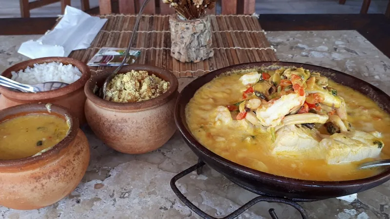 Peixada caiçara de Paraty: peixe, ervas da mata e pirão