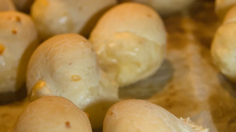 Pão de queijo mineiro: do polvilho das fazendas à mesa do mundo