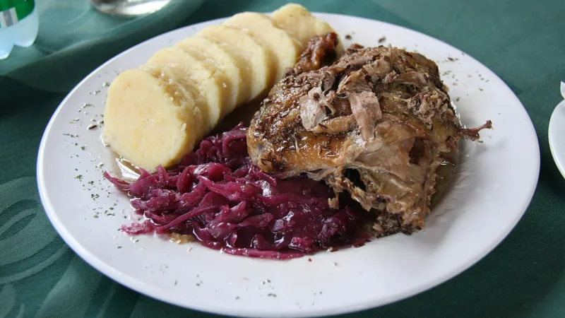 Marreco recheado com repolho roxo: sabor alemão no Vale do Itajaí