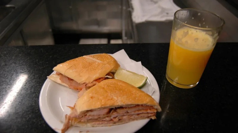 Sanduíche de pernil do Estadão, ícone do centro de SP