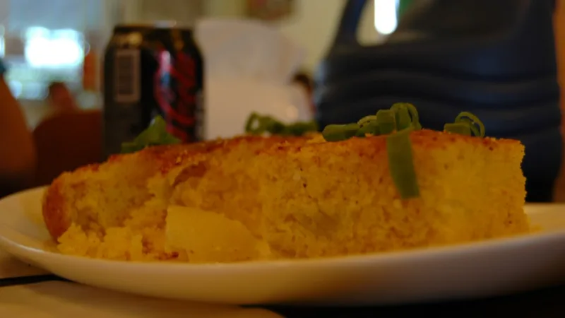 Sopa paraguaia: o bolo salgado de milho que é sopa só no nome, em MS