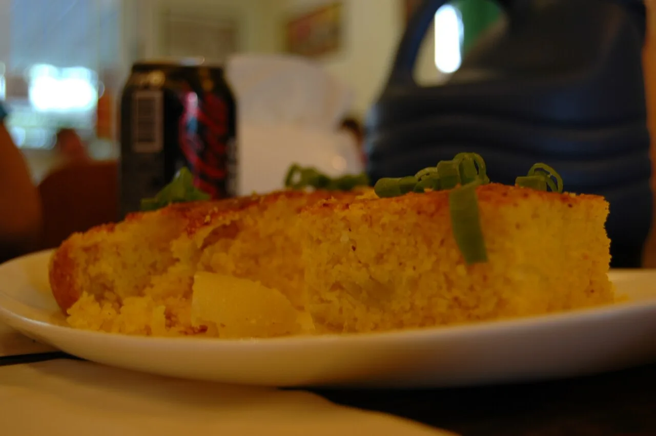 Sopa paraguaia: o bolo salgado de milho que é sopa só no nome, em MS