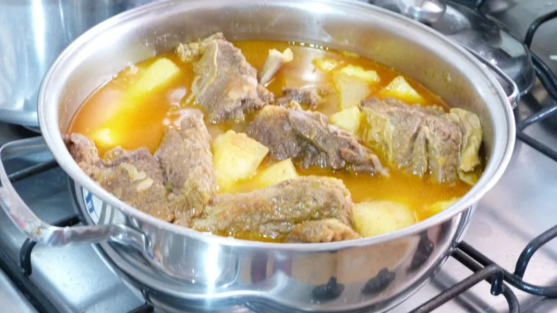 Vaca atolada: a costela com mandioca da cozinha tropeira