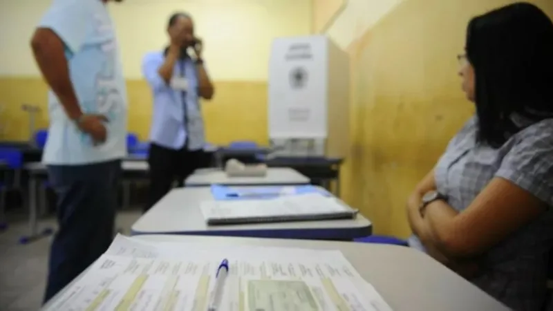 Mesários que faltaram ou abandonaram o trabalho na eleição devem justificar; multa pode chegar a R$ 70,28