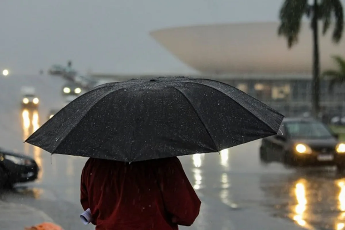 DF começa a semana sob alerta de tempestade com ventania forte