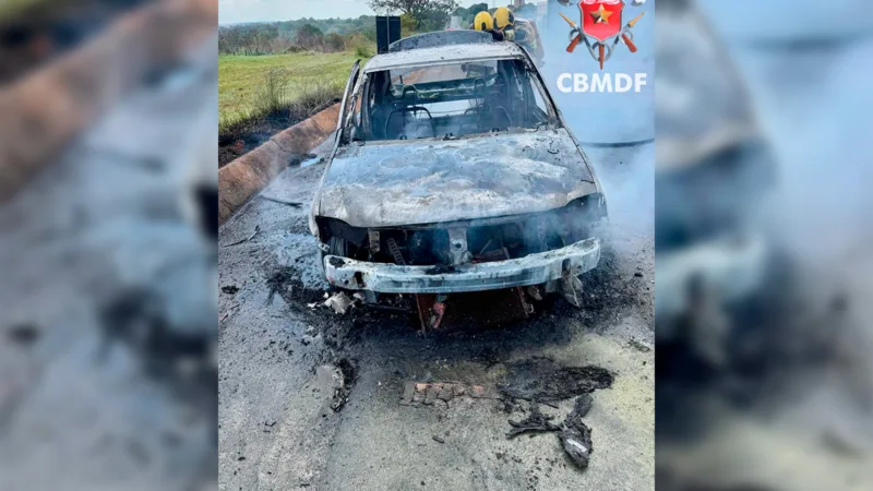 Carro é destruído por incêndio na DF-290, no Núcleo Rural Ponte Alta