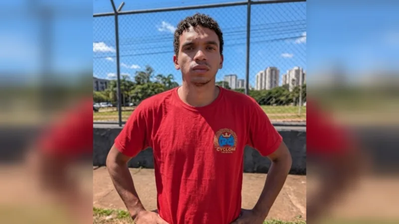 Algemado em audiência, réu por matar dono de oficina no SOF Norte chuta irmão da vítima e ameaça matá-lo
