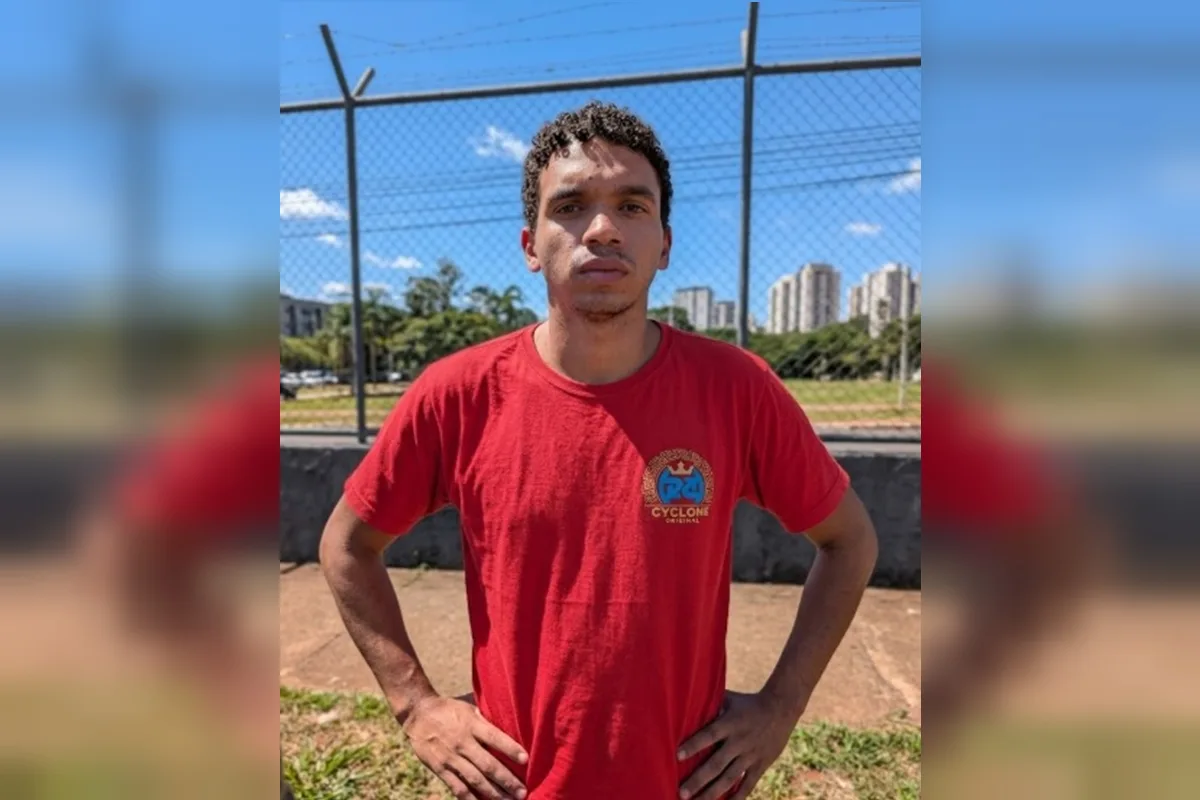 Algemado em audiência, réu por matar dono de oficina no SOF Norte chuta irmão da vítima e ameaça matá-lo