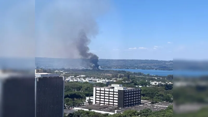 Incêndio atinge área de vegetação próxima ao Ibama, na Asa Norte