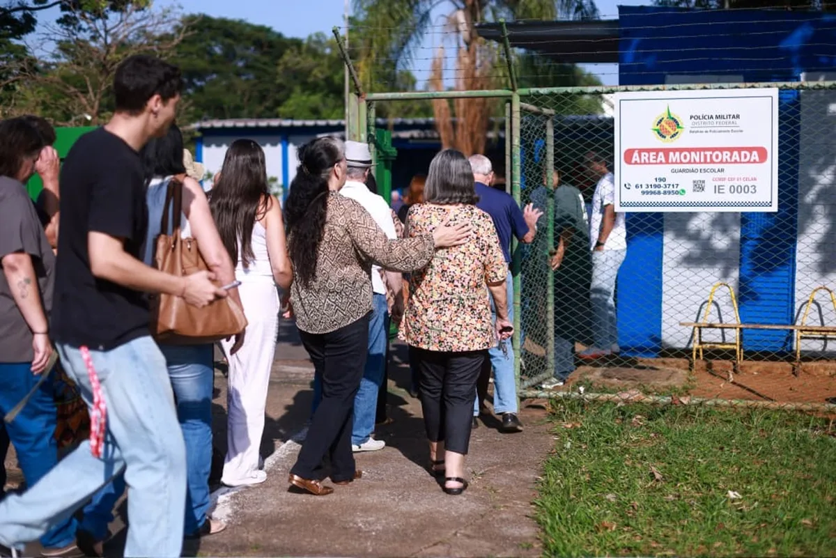 Eleitores do DF chegam cedo aos locais de votação no 2º turno