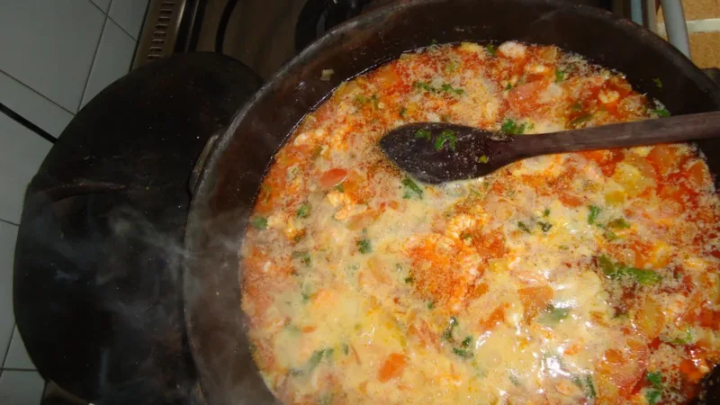 Moqueca cearense: peixe fresco e leite de coco em Fortaleza