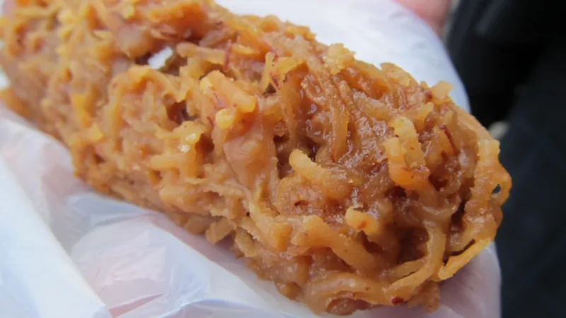 Quebra-queixo: o doce duro de coco das festas do Nordeste