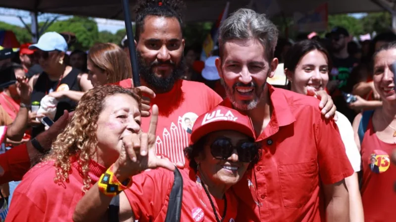 Em ato de professores, Grass promete reestruturar a carreira da categoria