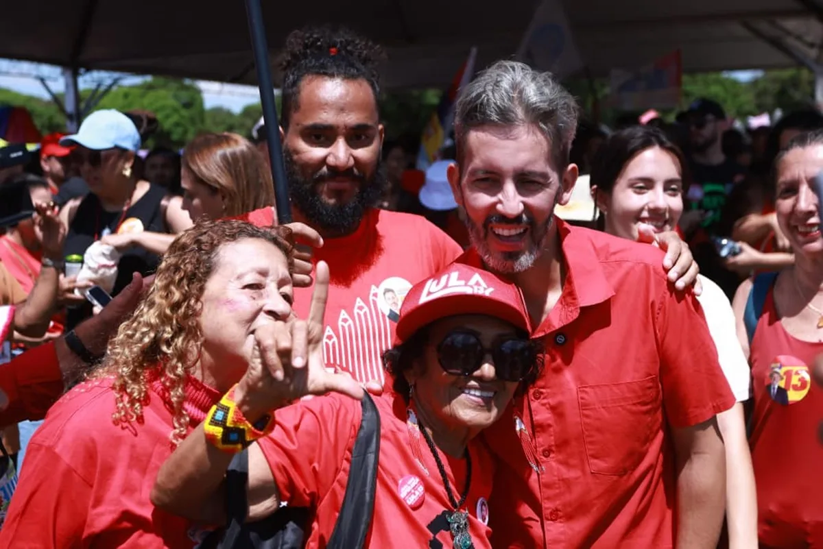 Em ato de professores, Grass promete reestruturar a carreira da categoria