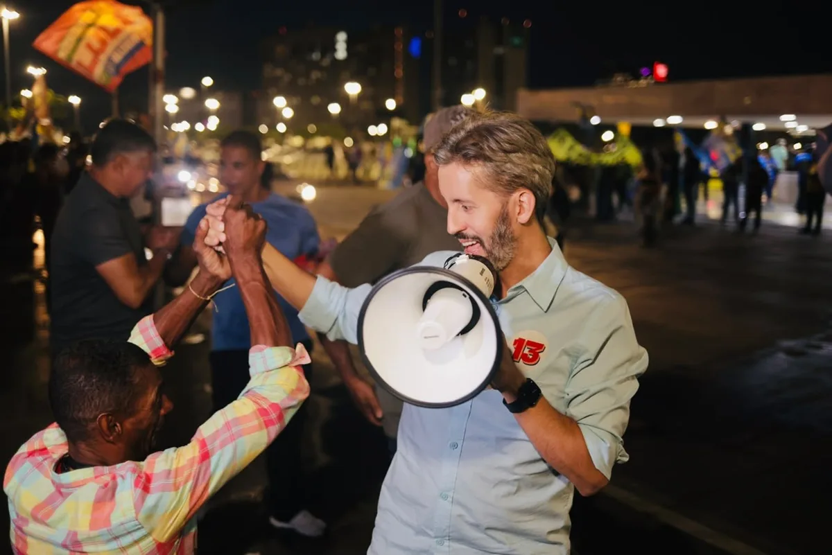 Com megafone, Grass panfleta na Rodoviária e tenta virar votos no 2º turno