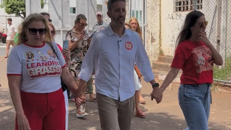 Leandro Grass vota no Guará acompanhado da mãe e da esposa no 2º turno