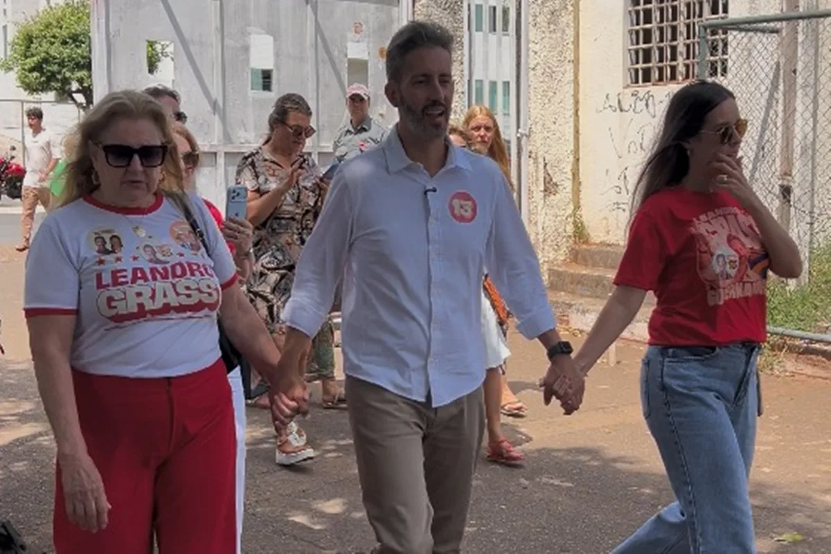 Leandro Grass vota no Guará acompanhado da mãe e da esposa no 2º turno