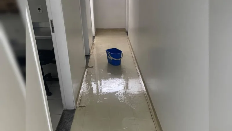 Após chuva, Hospital de Base tem goteiras e chão alagado; radioterapia reorganiza atendimentos