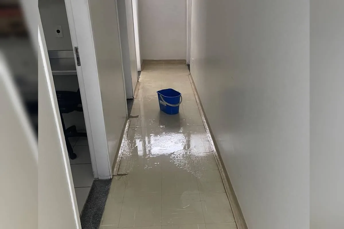 Após chuva, Hospital de Base tem goteiras e chão alagado; radioterapia reorganiza atendimentos