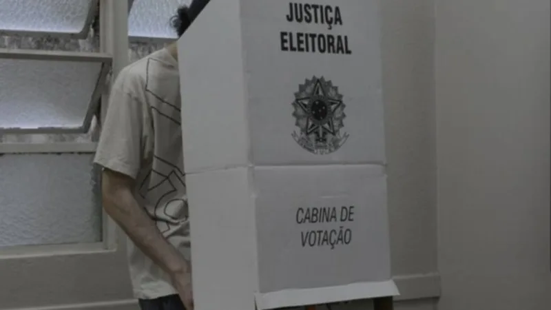Homem é conduzido à delegacia após confusão por fotografar seção eleitoral em Sobradinho