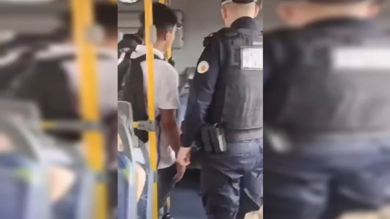 Homem é levado à delegacia suspeito de apalpar adolescente dentro de ônibus em Taguatinga