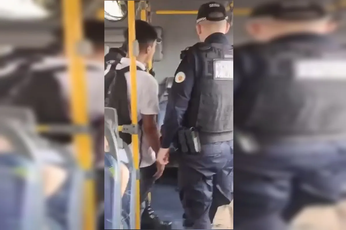 Homem é levado à delegacia suspeito de apalpar adolescente dentro de ônibus em Taguatinga