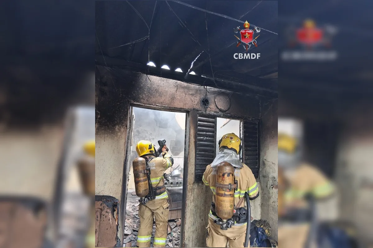 Incêndio destrói casa em Santa Maria e mata gato; mãe e três crianças escaparam ilesas