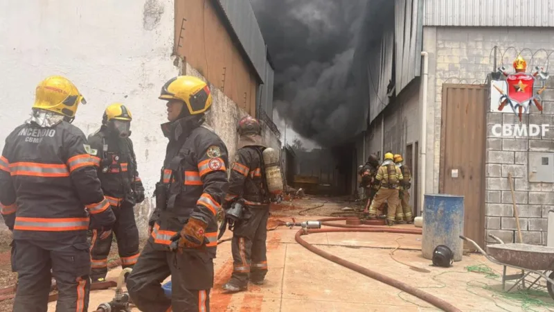 Incêndio atinge galpão de lavagem de tapetes em Ceilândia e fumaça preta chama atenção