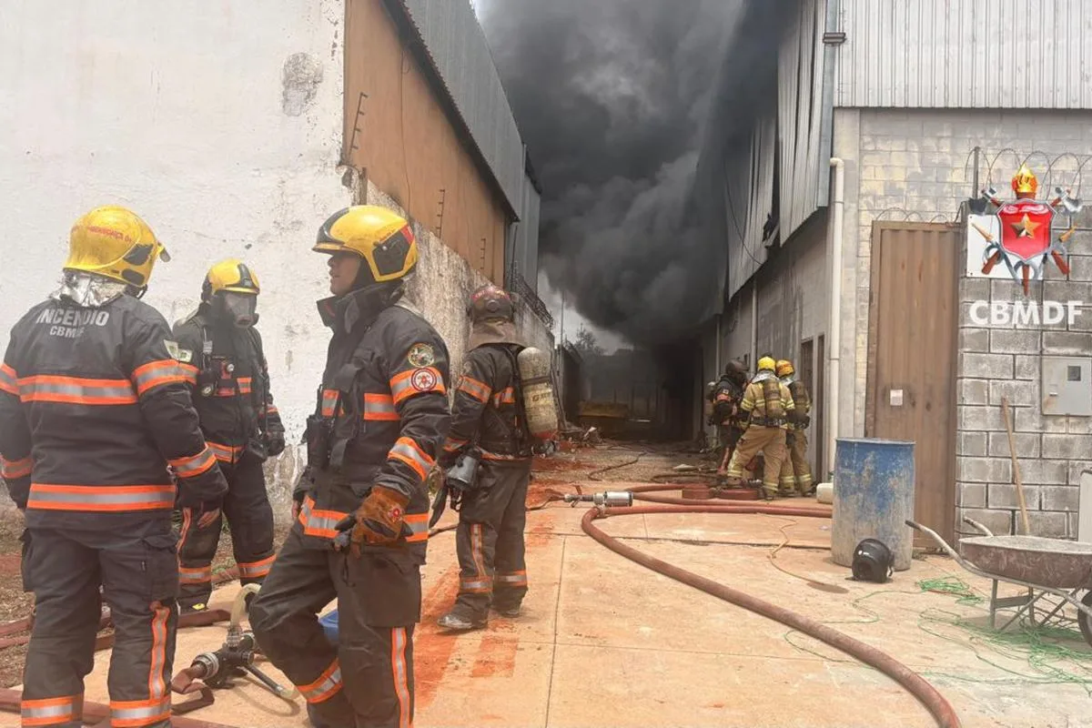 Incêndio atinge galpão de lavagem de tapetes em Ceilândia e fumaça preta chama atenção