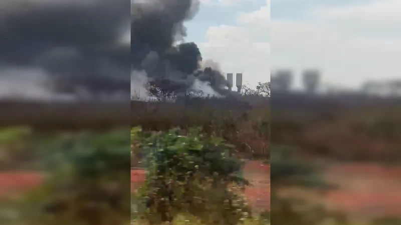 Incêndio de grandes proporções atinge galpão de recicláveis na Cidade do Automóvel, no DF