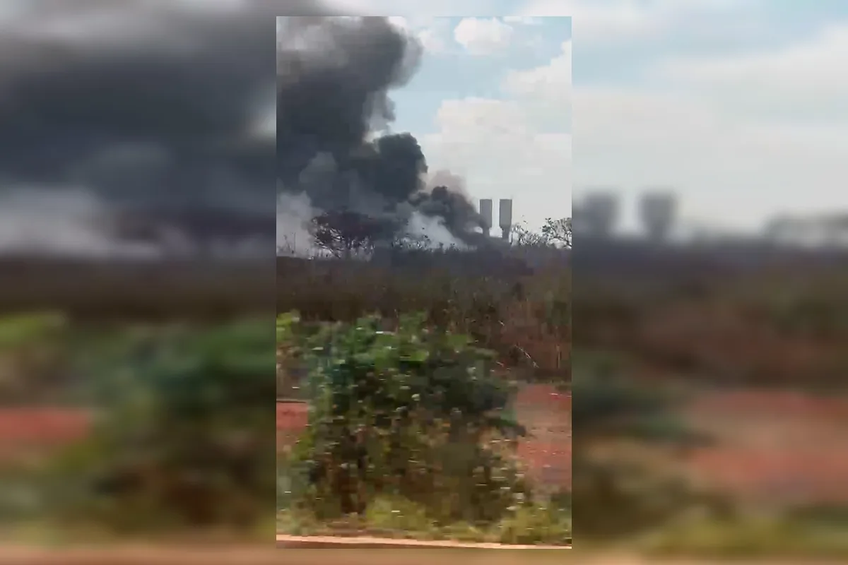 Incêndio de grandes proporções atinge galpão de recicláveis na Cidade do Automóvel, no DF