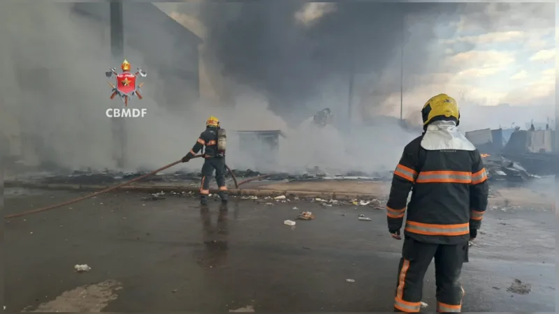 GDF faz reunião de emergência após incêndio em galpão de recicláveis