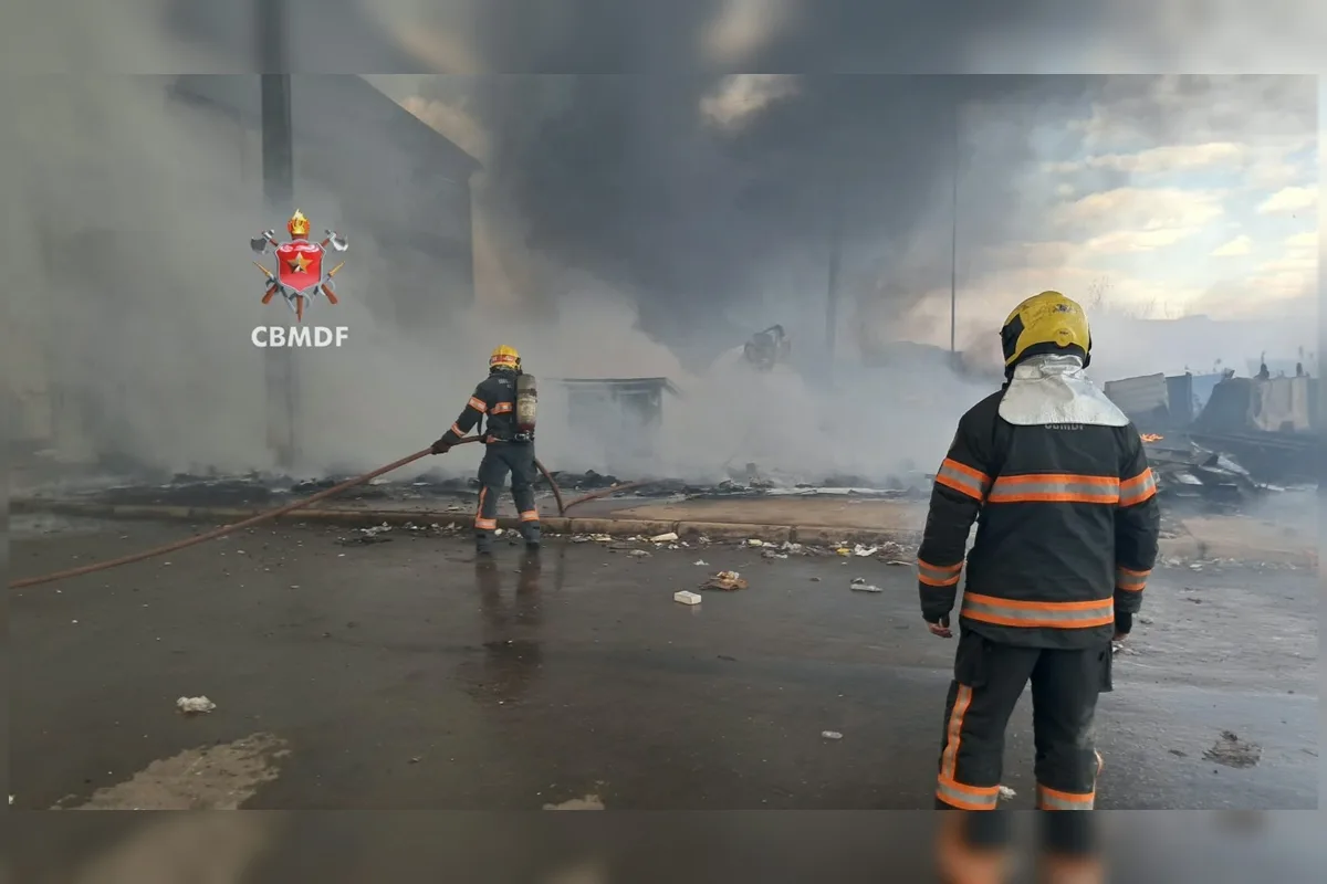 GDF faz reunião de emergência após incêndio em galpão de recicláveis