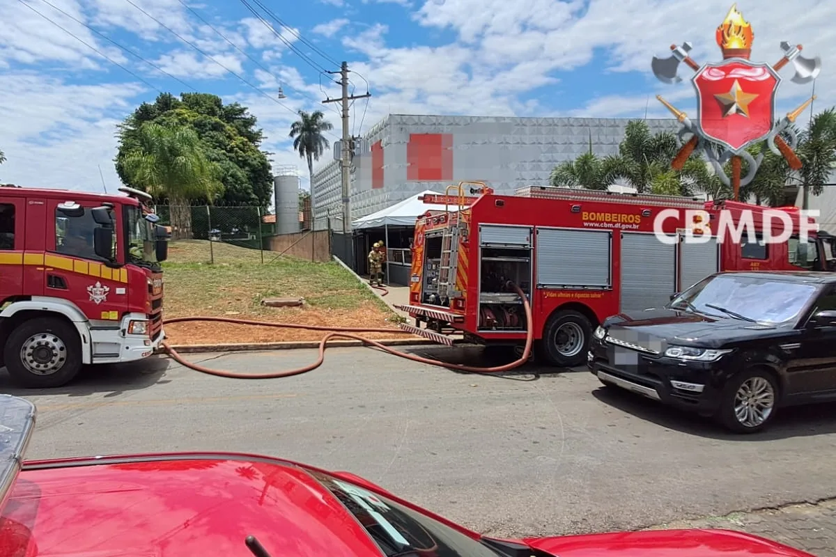 Incêndio em casa de festas no Setor de Clubes Sul deixa homem intoxicado por fumaça