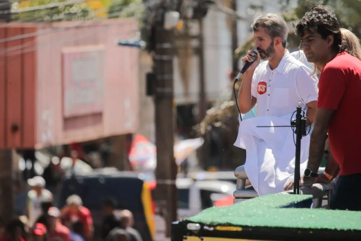 “Agora é hora de virar”, diz Grass em caminhada com Lula e apoiadores em Ceilândia