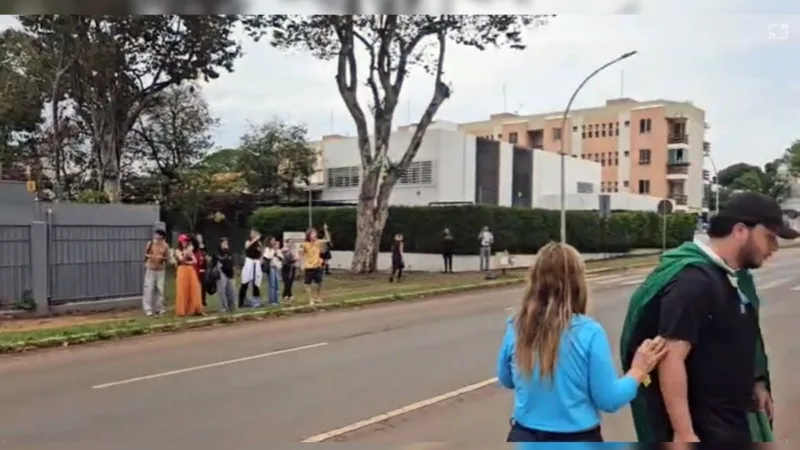 Manifestantes de direita batem boca com apoiadores do PT durante ato no DF