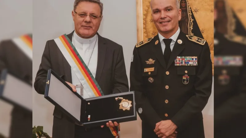 Arcebispo de Brasília, cardeal Paulo Cezar Costa, recebe a maior honraria da PMDF