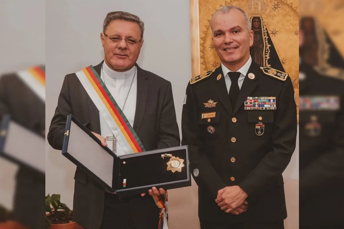 Arcebispo de Brasília, cardeal Paulo Cezar Costa, recebe a maior honraria da PMDF