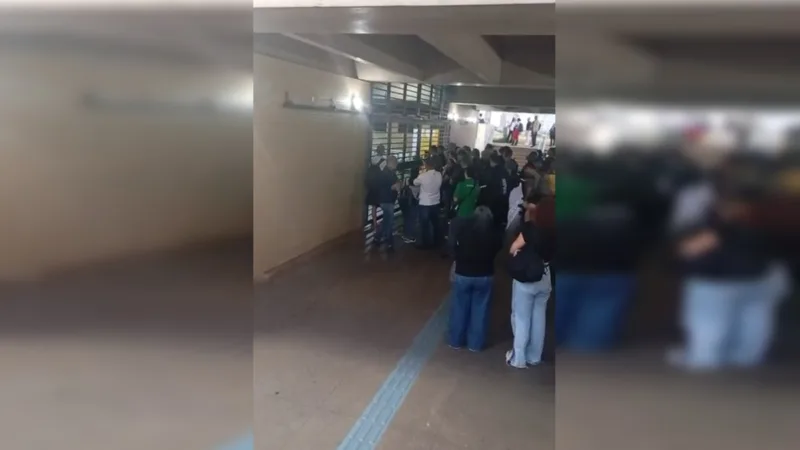 Metrô-DF: estação Samambaia Sul abre 16 minutos atrasada por falta de funcionário