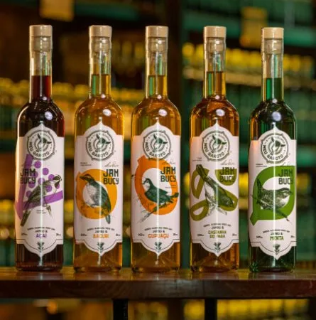 Jambucy: licor de cachaça com jambu e frutas da Amazônia