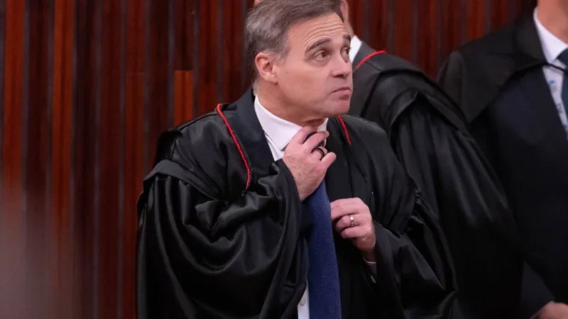 Mendonça dá 3 horas para Janones apagar vídeo contra Flávio Bolsonaro
