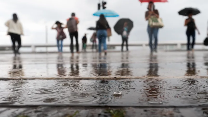 Chuva com ventania atinge o Setor Comercial Norte; DF segue sob alerta de tempestade do Inmet