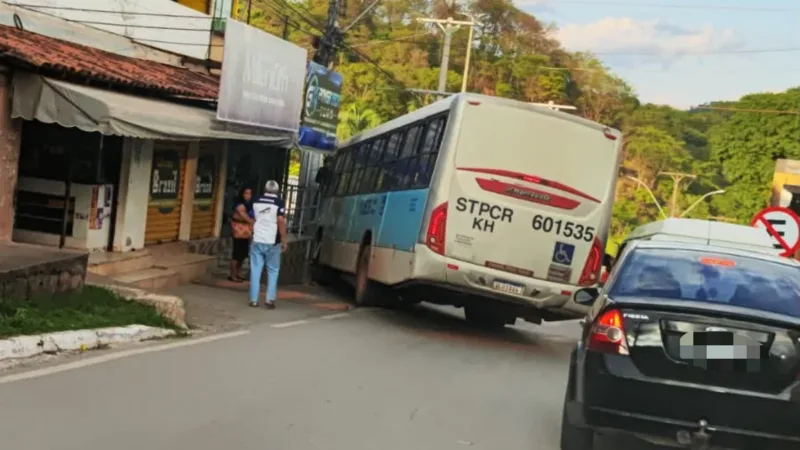 Sem freio, ônibus da Fercal perde o controle e bate na entrada de prédio comercial no DF