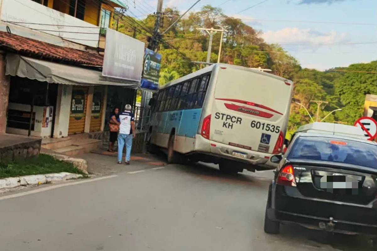 Sem freio, ônibus da Fercal perde o controle e bate na entrada de prédio comercial no DF