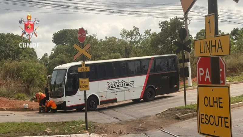 Ônibus fica preso em linha férrea no SIA e bombeiros usam guindaste na remoção